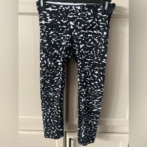 012 LuLuLemon Black and White Print Cropped Leggings